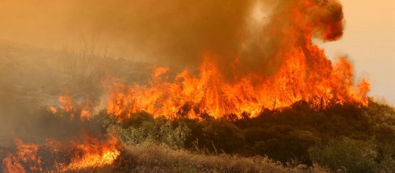 Σε εξέλιξη η μεγάλη φωτιά στην Πάτρα: Εκκενώθηκαν οικισμοί - Με εγκαύματα πολίτης (βίντεο)